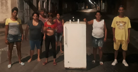 Familia Cubana Se Planta En Calle De La Habana Con Su Refrigerador