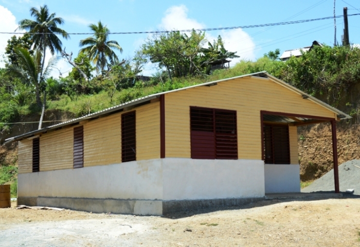 Gallo Frank Worthley Escoba Guantánamo propone como solución a la crisis de vivienda las casas con  tablas de palma