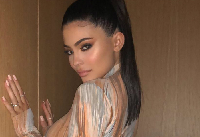 Ya has visto las sandalias transparentes de Kylie Jenner que crean  tendencia?