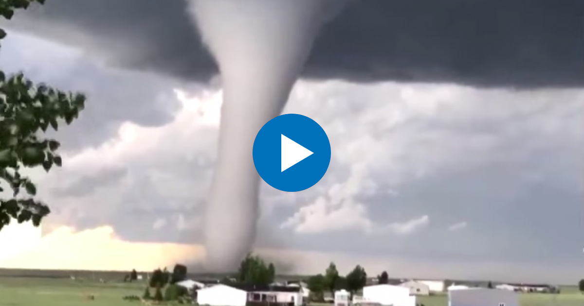 Captan momento en que un fuerte tornado toca tierra en Estados Unidos Captan momento en que un fuerte tornado toca tierra en Estados Unidos