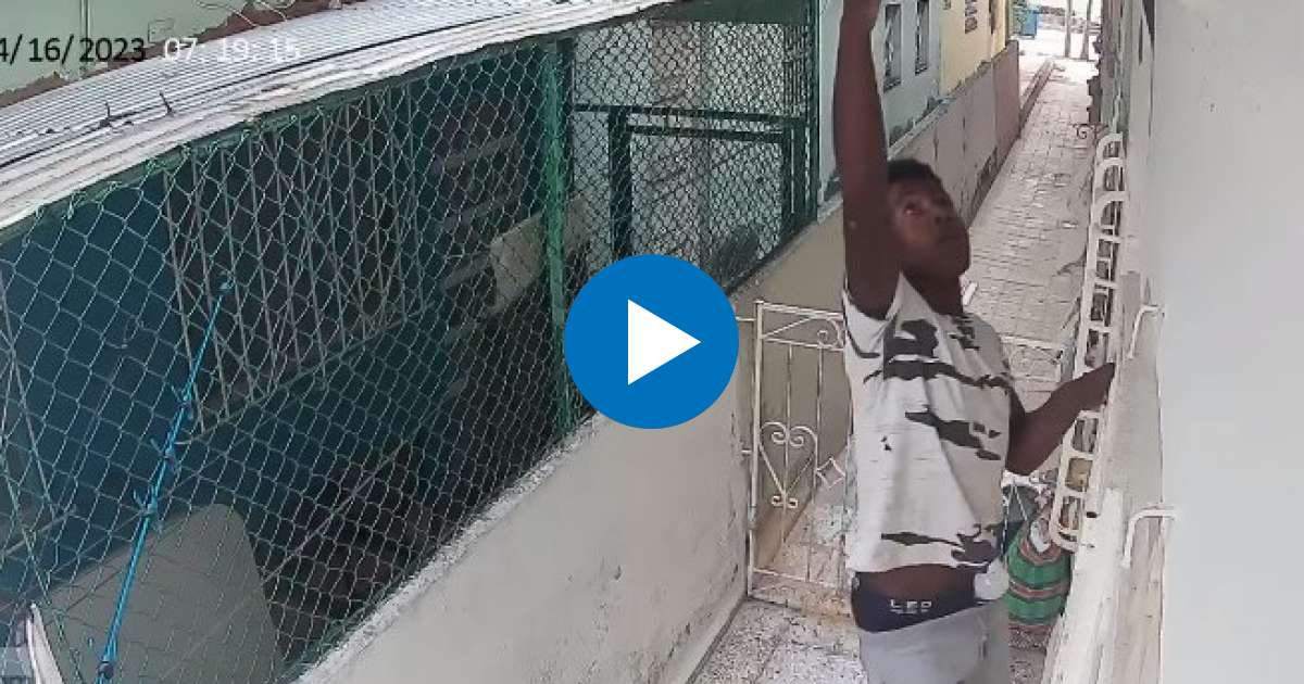 Ladrón en el momento del robo del bombillo de una casa en La Habana © Captura de video de Facebook de María De Los Ángeles Ojeda Hernández
