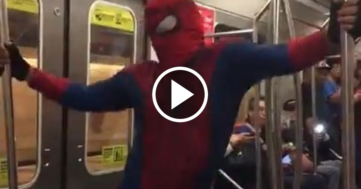 Spiderman” baila Scooby Doo PaPa y Dura en el metro de Santiago de Chile