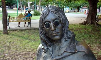 ¿Tiene nuevos espejuelos la estatua de Lennon?