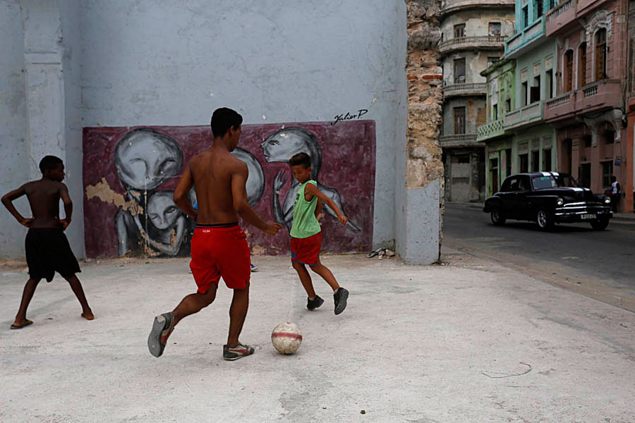 Niños cubanos jugando en las calles - CiberCuba