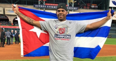 Roenis Elías celebra con la bandera de Cuba el triunfo de los Nacionales en la Serie Mundial