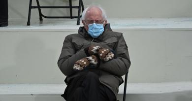 La imagen de Bernie Sanders usando unos llamativos guantes en la toma de posesión de Joe Biden se hizo viral.