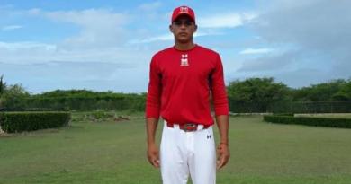 Corrales es un pitcher de recursos que alcanza las 90 millas.