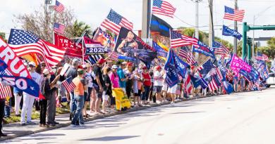 Multitud de personas en Florida demuestran su apoyo a Trump en el día del presidente