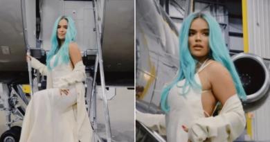 Karol G se robó los suspiros posando al pie de un avión con un espectacular vestido blanco el Día de la Mujer