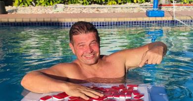 Dominó en la piscina: El plan de domingo del actor cubano Orlando Fundichely