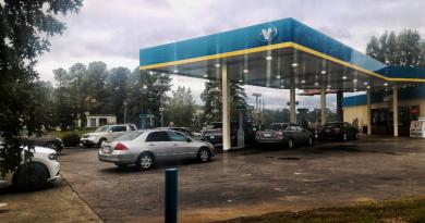 Casa Blanca: EEUU no subirá el impuesto federal a la gasolina para financiar el plan de infraestructura de Biden