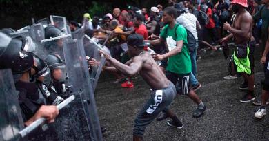 Cubanos y haitianos en caravana de migrantes rompen cerco policial que les impedía el paso hacia la capital mexicana