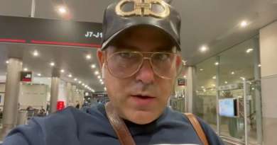 Tony Cortes sorprendido de ver a cubanos en aeropuerto de Miami rumbo a Turquía para llegar a Cuba 