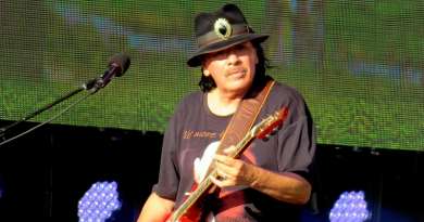 Guitarrista Carlos Santana se desmaya en concierto en EE.UU. y es retirado en camilla