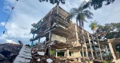 Una persona atrapada bajo escombros tras desplome de estructura de Escuela Vocacional en Santiago de Cuba