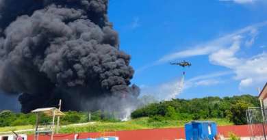 Helicópteros cubanos intentan sofocar el fuego en Base de Supertanqueros de Matanzas