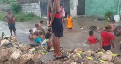 Niños en piscina improvisada en la calle: “Estas son condiciones de comunidad primitiva”