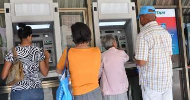 Largas filas en cajeros automáticos de Santiago de Cuba ante inestabilidad del servicio por apagones