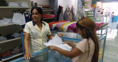 Burlas y críticas en redes a relato oficial sobre buena atención a clienta en tienda de Bayamo