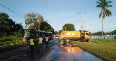 Un fallecido tras chocar un camión de basura y un ómnibus en La Habana