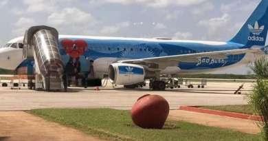 Avión con imagen de Bad Bunny y Adidas vuela a Cuba desde Miami