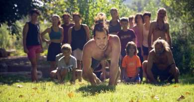 Tarzan Movement: Un cubano enseña en Barcelona a trepar en árboles y a imitar a los monos 