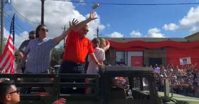 Arrestan a hombre que lanzó lata al senador Ted Cruz en desfile por victoria de los Astros