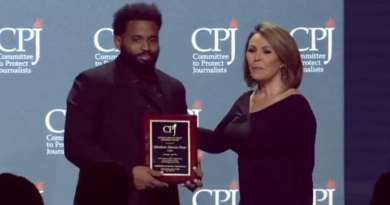 Periodista cubano Abraham Jiménez recibe premio Internacional a la Libertad de Prensa