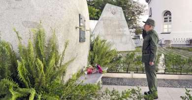 Raúl visita la tumba de Fidel Castro en aniversario de su muerte
