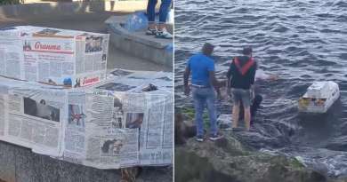 Lanzan un yate Granma de cartón al mar como homenaje a Fidel Castro