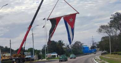 Peligrosa barra con banderas vuelve a colgar sobre calle de La Habana