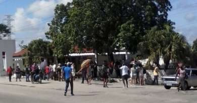 Cubanos hacen tres días de cola para comprar pastas en La Habana