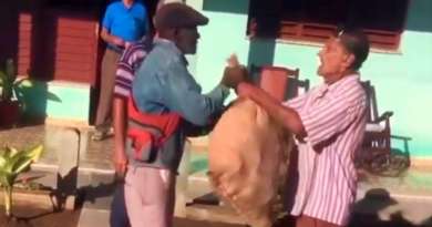 Ancianos cubanos se pelean por dos sacos de latas vacías 