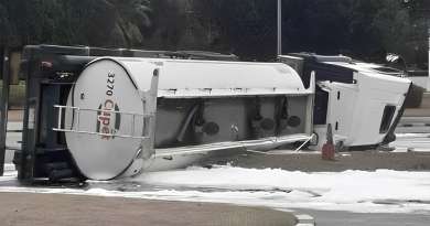 Derrame de combustible tras volcarse camión cisterna en Obelisco de Marianao