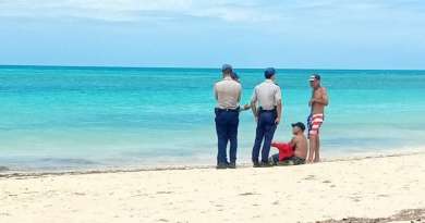 Expulsan a dos cubanos de la playa Guardalavaca en Holguín