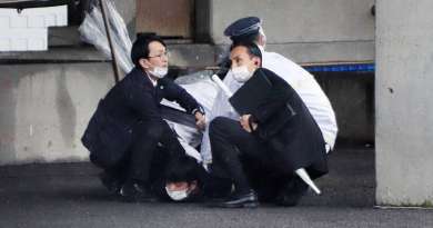 Arrojan explosivo a primer ministro de Japón durante evento de campaña