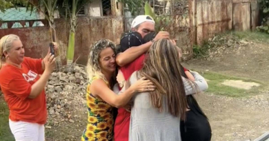 Emotivo reencuentro de una cubana y su familia tras cinco años sin verse