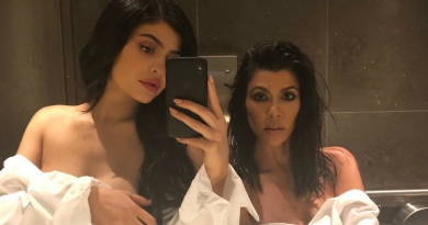 El posado sexy en el baño de Kourtney Kardashian y Kylie Jenner