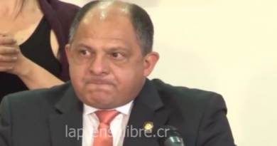 El presidente de Costa Rica, Luis Guillermo Solís, llora cuando habla de migración