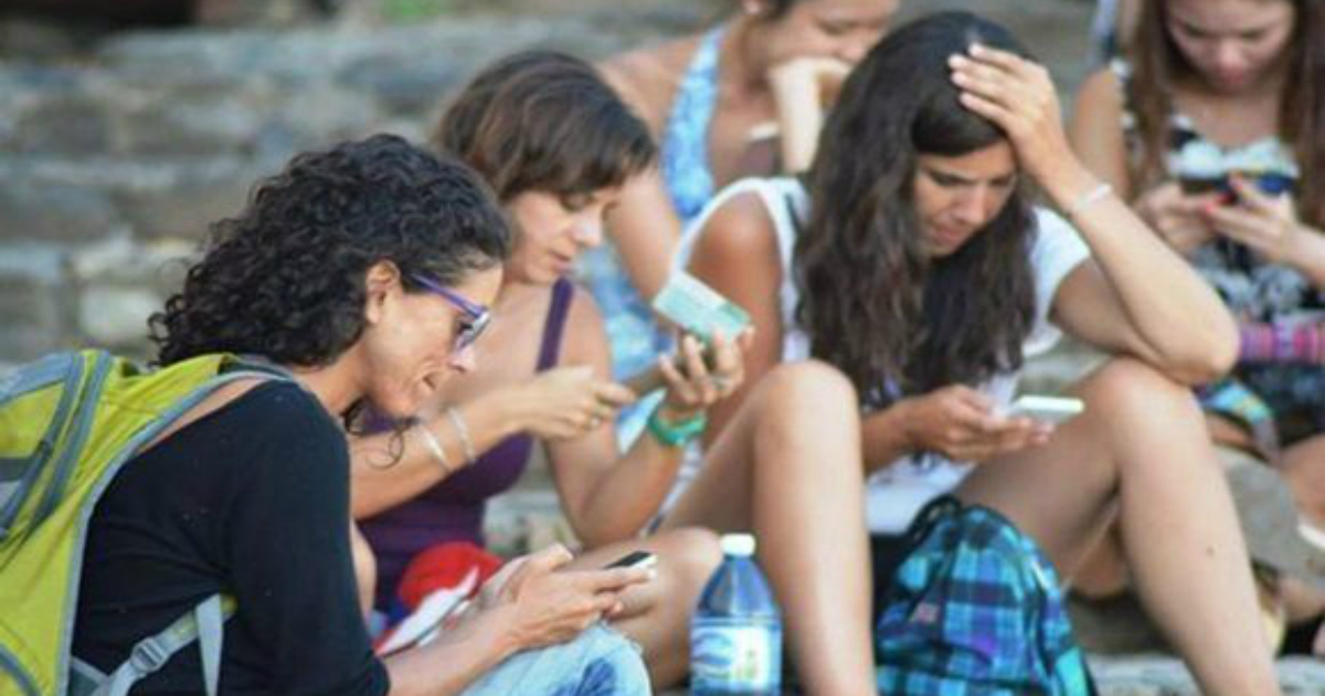 Un grupo de jóvenes cubanos conectados. © Cubadebate / Carlos Luis Sotolongo