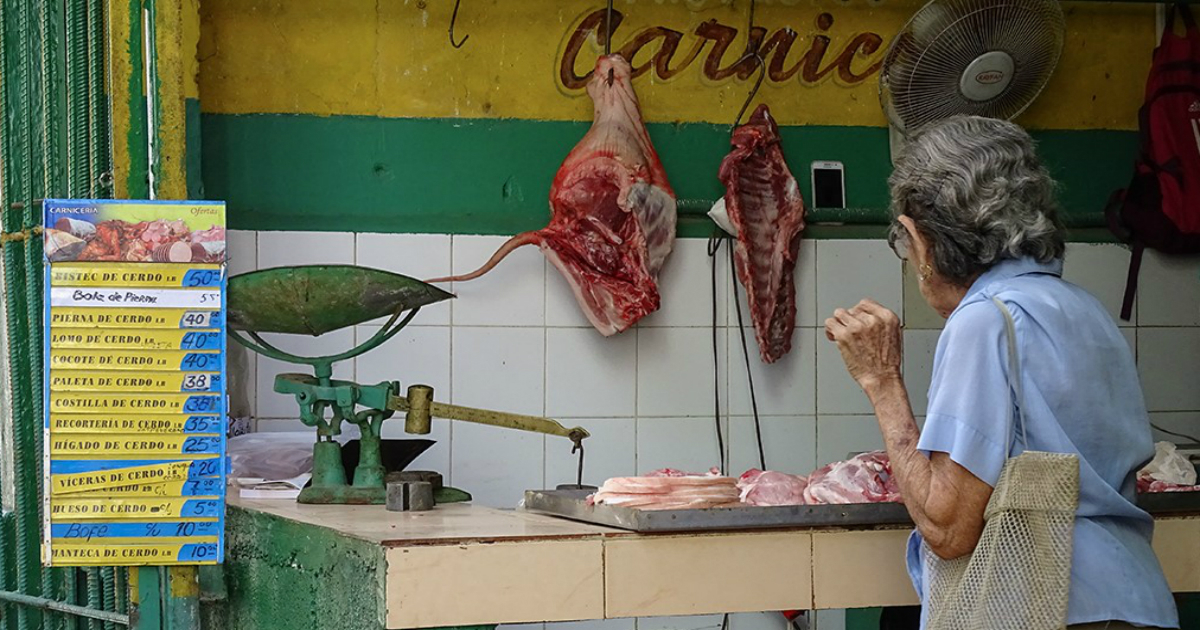 Una señora en un mercado en La Habana. © CiberCuba