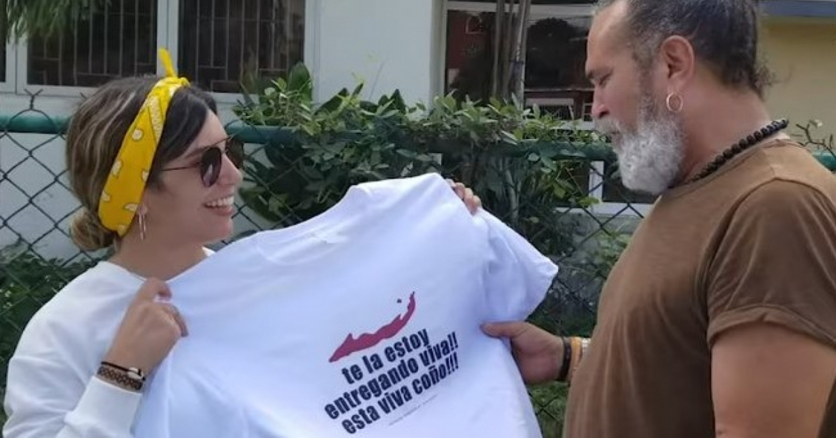 El actor cubano Luis Alberto García recibe un emotivo regalo