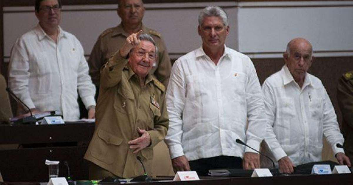 Raúl Castro, Miguel Díaz-Canel y otros miembros de la Asamblea Nacional © Cubadebate