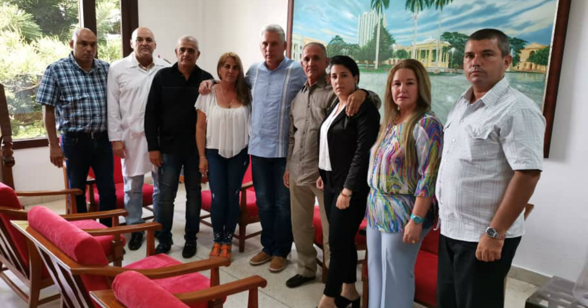 Miguel Díaz-Canel junto a los familiares del doctor cubano Landy Rodríguez Hernández © Twitter / Miguel Díaz-Canel
