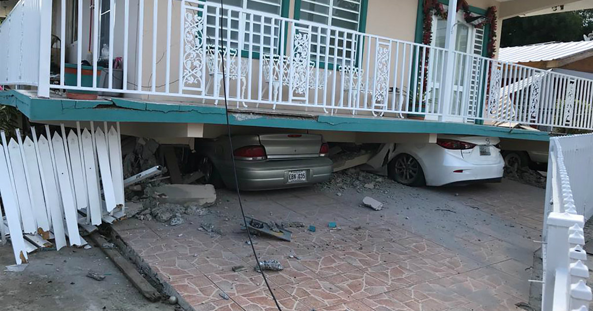 Carros aplastados por una casa en Puerto Rico. (imagen de referencia) © REUTERS / Ricardo Ortiz