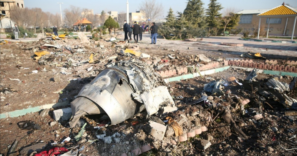 Restos del avión siniestrado que pertenecía a Ukrainian International Airlines © Nazanin Tabatabaee / WANA via Reuters