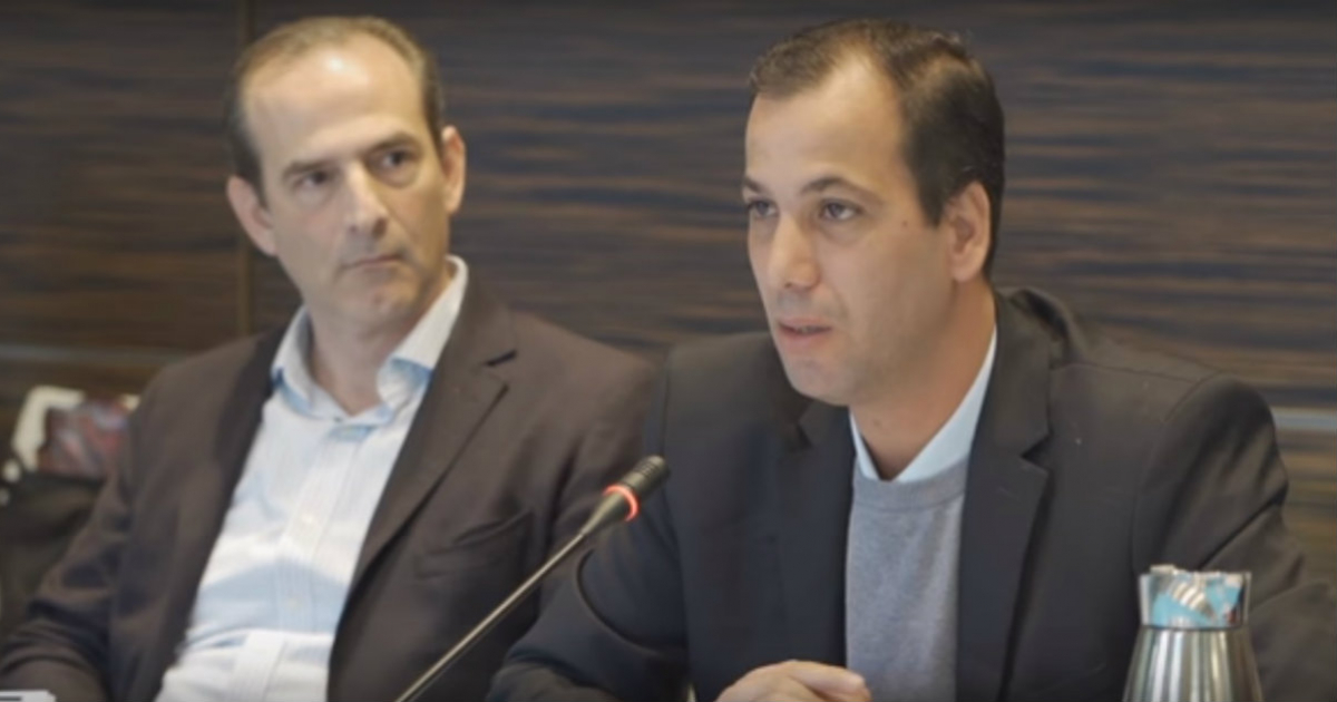 Los abogados Javier Larrondo (i) y Edel González Jiménez (d) durante la presentación del informe © YouTube / Captura de pantalla