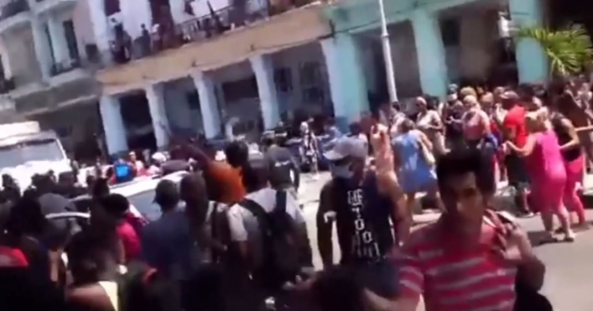 Cubanos protestan y tiran piedras en una cola en Centro 