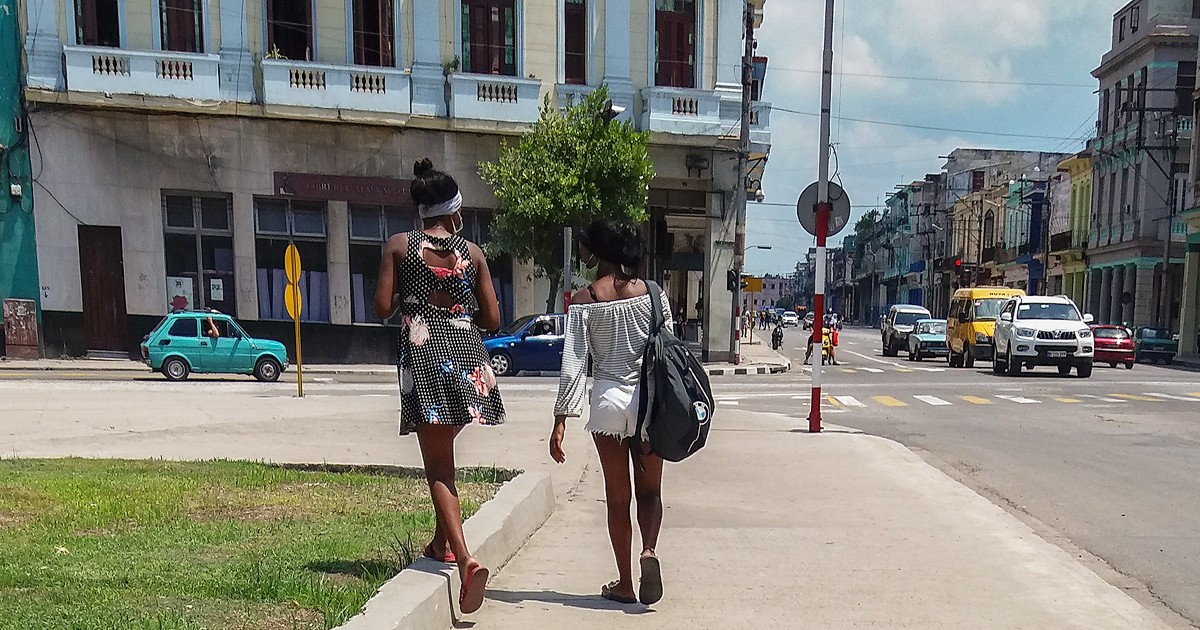 Mujeres cubanas afrodescendientes caminan por La Habana (Imagen de referencia) © CiberCuba