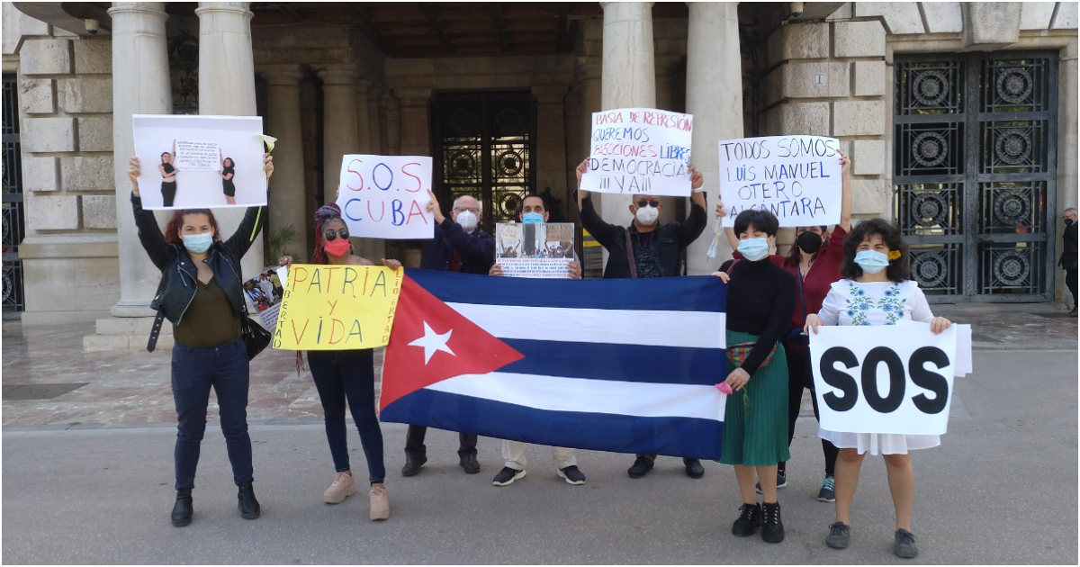 cubanos se manifiestan en valencia este viernes en contra de la dictadura © Salomé García Bacallao / Facebook 